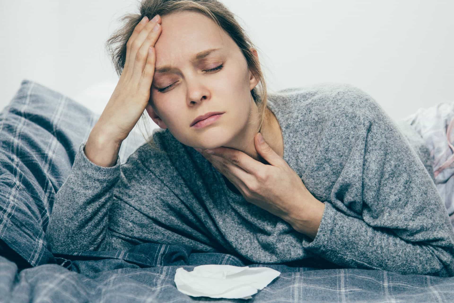 Por qué dormir es bueno cuando sufres de dolor de garganta